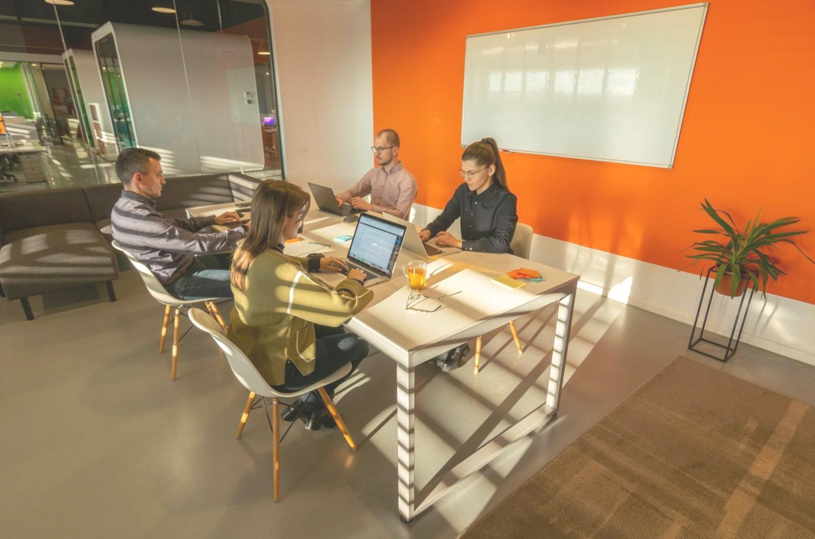 Análisis financiero en acción con gráficos y datos estadísticos